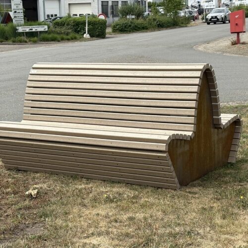 Kunststof parkbank model Knokke 10 Deze Kunststof Parkbank Knokke in sand-beige uitvoering vormt een stijlvolle toevoeging aan elke buitenlocatie, van moderne stadsparken tot natuurlijke kustgebieden.